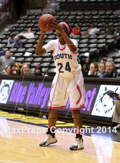 Thumbnail 2 in South vs. South (KSHSAA 6A Quarterfinal) photogallery.