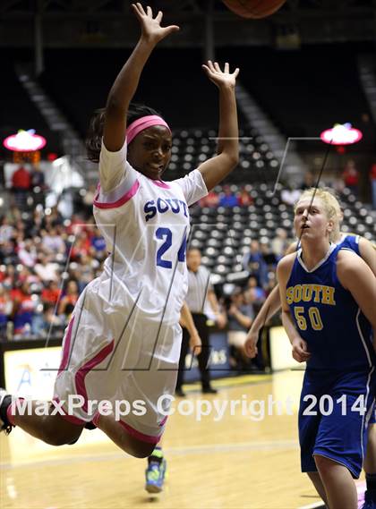 Thumbnail 3 in South vs. South (KSHSAA 6A Quarterfinal) photogallery.