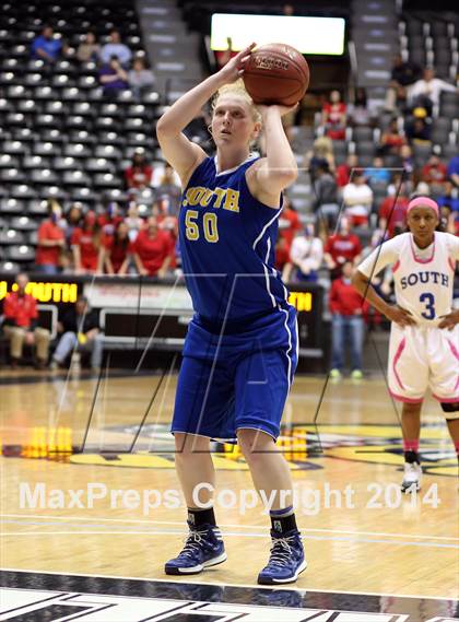 Thumbnail 2 in South vs. South (KSHSAA 6A Quarterfinal) photogallery.