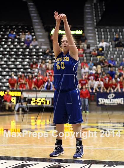 Thumbnail 1 in South vs. South (KSHSAA 6A Quarterfinal) photogallery.