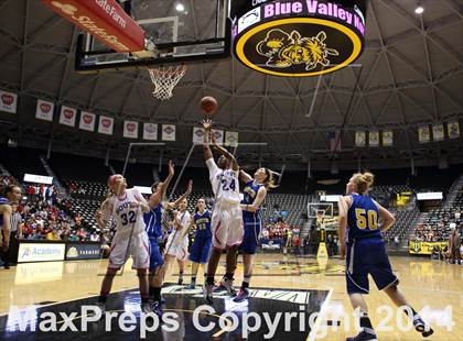 Thumbnail 1 in South vs. South (KSHSAA 6A Quarterfinal) photogallery.