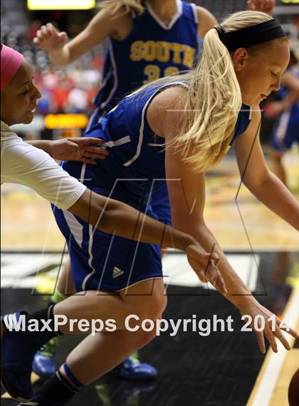 Thumbnail 1 in South vs. South (KSHSAA 6A Quarterfinal) photogallery.