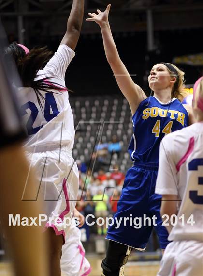 Thumbnail 2 in South vs. South (KSHSAA 6A Quarterfinal) photogallery.