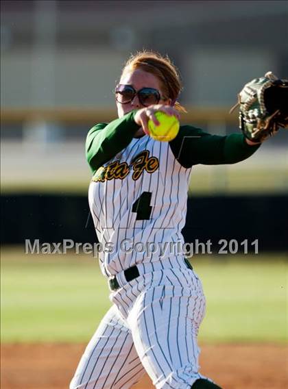 Thumbnail 2 in Montgomery vs Santa Fe (4A Region III Final - Game 1) photogallery.
