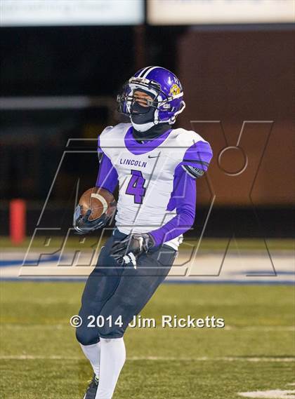 Thumbnail 1 in Lincoln @ Krum (UIL 4A Division 2 Region 1 Bi-District Playoff) photogallery.