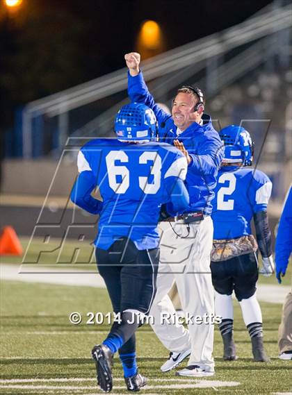 Thumbnail 3 in Lincoln @ Krum (UIL 4A Division 2 Region 1 Bi-District Playoff) photogallery.