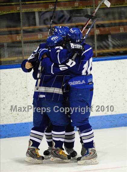 Thumbnail 1 in Darien vs. Hamden (CIAC Division 1 Semifinal) photogallery.