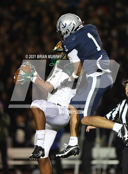 Thumbnail 2 in Lake Oswego vs Jesuit (OSAA 6A Quarterfinal) photogallery.