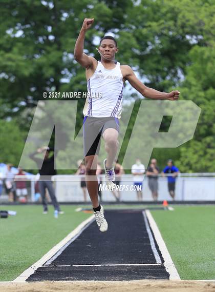 Thumbnail 1 in IHSAA Regional Boys Track  photogallery.