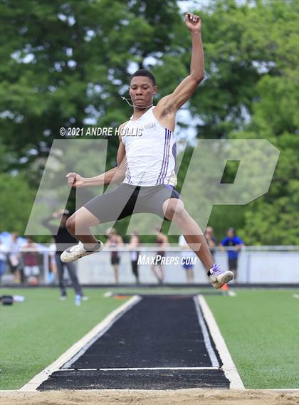 Thumbnail 2 in IHSAA Regional Boys Track  photogallery.