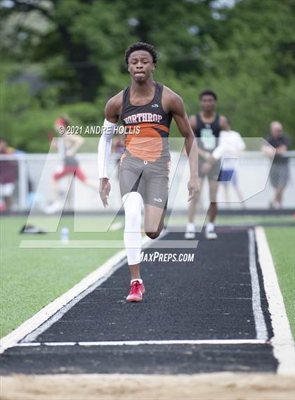 Thumbnail 2 in IHSAA Regional Boys Track  photogallery.