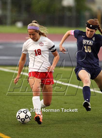 Thumbnail 2 in Aquinas vs Maize (KSHSAA 5A Semifinal) photogallery.