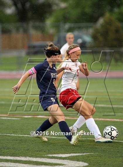 Thumbnail 2 in Aquinas vs Maize (KSHSAA 5A Semifinal) photogallery.