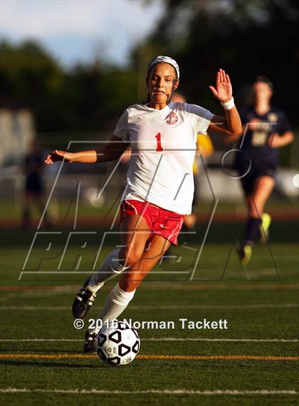 Thumbnail 1 in Aquinas vs Maize (KSHSAA 5A Semifinal) photogallery.