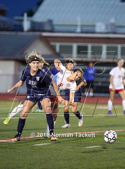 Thumbnail 2 in Aquinas vs Maize (KSHSAA 5A Semifinal) photogallery.