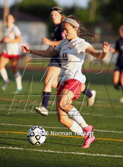 Thumbnail 2 in Aquinas vs Maize (KSHSAA 5A Semifinal) photogallery.