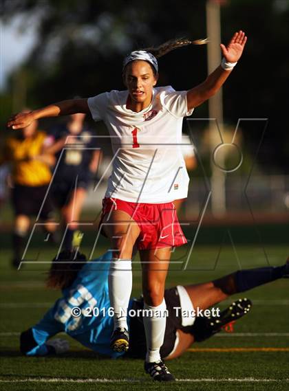 Thumbnail 2 in Aquinas vs Maize (KSHSAA 5A Semifinal) photogallery.