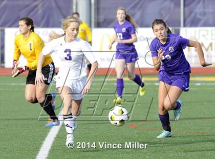 Thumbnail 2 in Columbia River vs. Sumner (WIAA WCD/SW 3A District Final) photogallery.