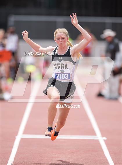 Thumbnail 3 in UIL 2A Girls State Track Meet photogallery.