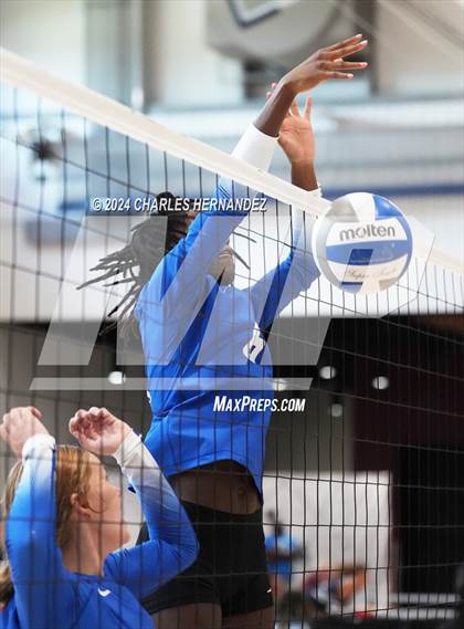Thumbnail 1 in Cypress Creek vs. Caney Creek (Legends Invitational) photogallery.