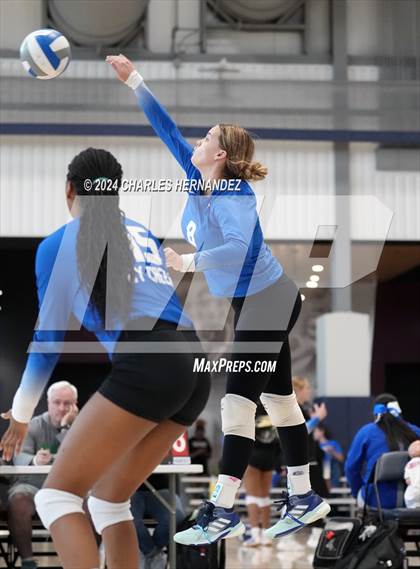 Thumbnail 2 in Cypress Creek vs. Caney Creek (Legends Invitational) photogallery.