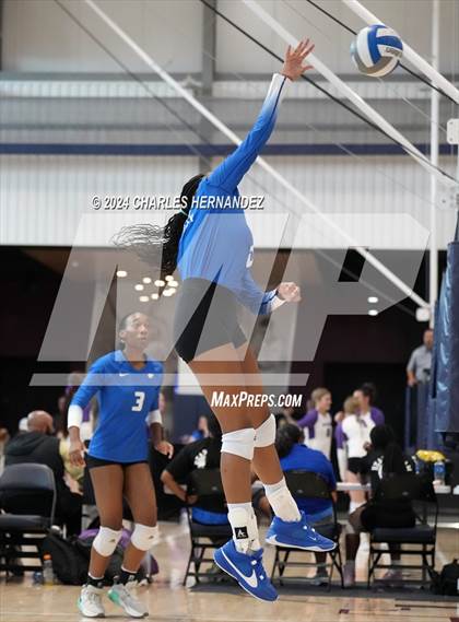Thumbnail 3 in Cypress Creek vs. Caney Creek (Legends Invitational) photogallery.