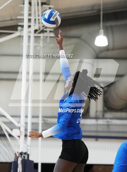 Thumbnail 2 in Cypress Creek vs. Caney Creek (Legends Invitational) photogallery.