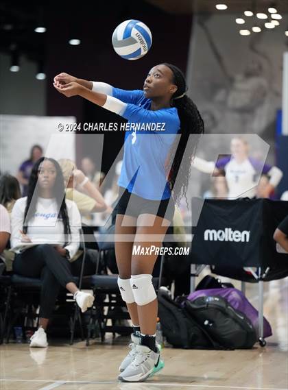 Thumbnail 2 in Cypress Creek vs. Caney Creek (Legends Invitational) photogallery.