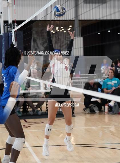 Thumbnail 2 in Cypress Creek vs. Caney Creek (Legends Invitational) photogallery.
