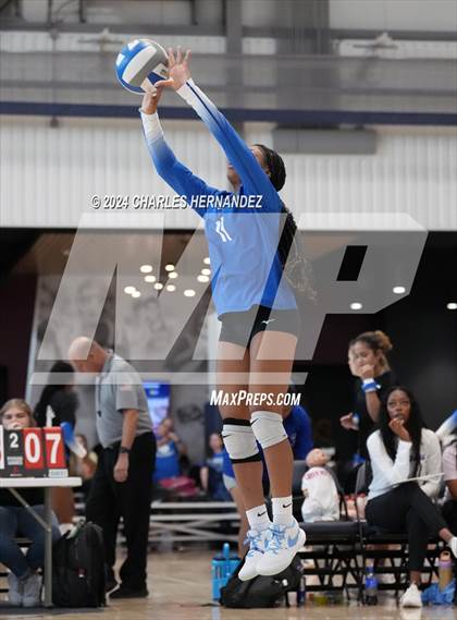 Thumbnail 2 in Cypress Creek vs. Caney Creek (Legends Invitational) photogallery.