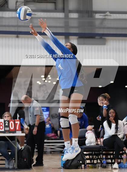 Thumbnail 3 in Cypress Creek vs. Caney Creek (Legends Invitational) photogallery.