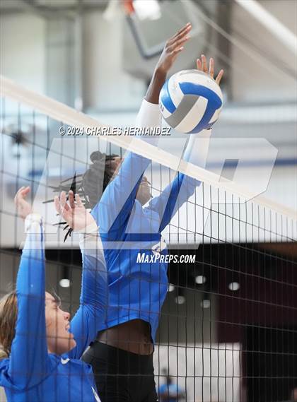 Thumbnail 2 in Cypress Creek vs. Caney Creek (Legends Invitational) photogallery.