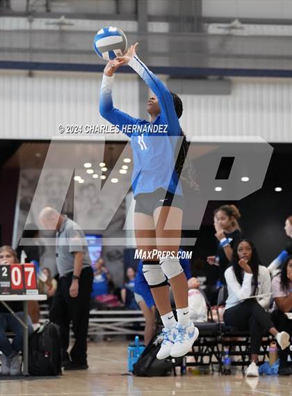 Thumbnail 1 in Cypress Creek vs. Caney Creek (Legends Invitational) photogallery.