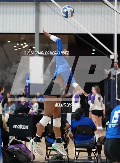 Thumbnail 3 in Cypress Creek vs. Caney Creek (Legends Invitational) photogallery.