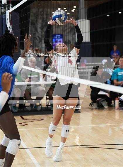 Thumbnail 2 in Cypress Creek vs. Caney Creek (Legends Invitational) photogallery.