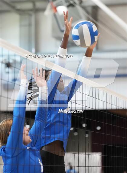 Thumbnail 1 in Cypress Creek vs. Caney Creek (Legends Invitational) photogallery.