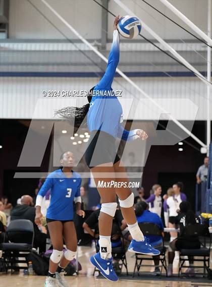 Thumbnail 2 in Cypress Creek vs. Caney Creek (Legends Invitational) photogallery.