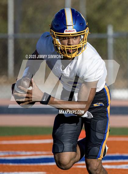 Thumbnail 3 in East St. Louis vs Chicago Simeon (IHSA 6A Quarterfinal) photogallery.