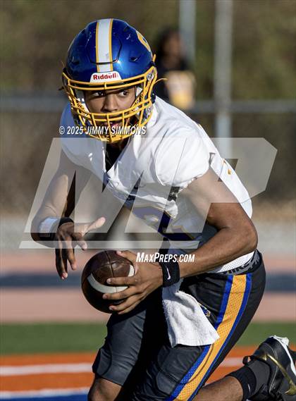 Thumbnail 2 in East St. Louis vs Chicago Simeon (IHSA 6A Quarterfinals) photogallery.