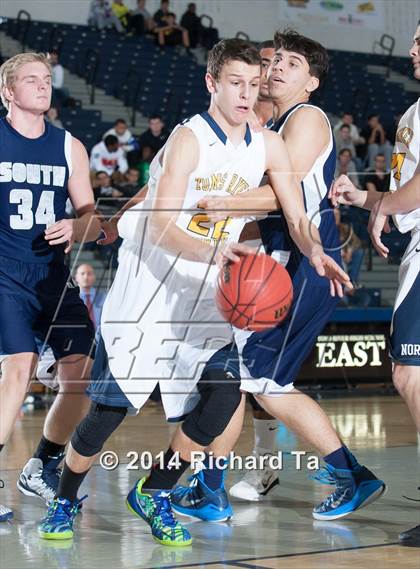 Thumbnail 3 in Middletown South vs Toms River North (WOBM Christmas Classic) photogallery.