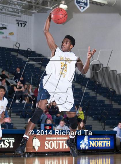 Thumbnail 3 in Middletown South vs Toms River North (WOBM Christmas Classic) photogallery.