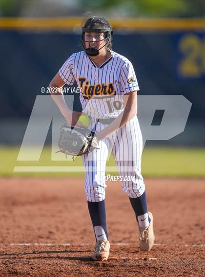 Thumbnail 1 in Woodcreek @ Inderkum photogallery.