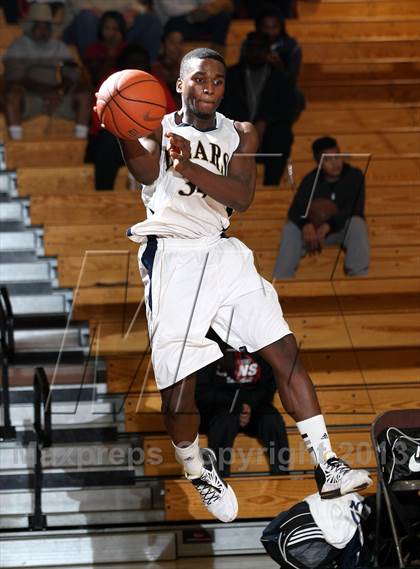 Thumbnail 1 in Mater Dei vs. Warren (Jim Harris Memorial) photogallery.