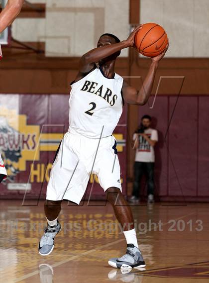 Thumbnail 3 in Mater Dei vs. Warren (Jim Harris Memorial) photogallery.