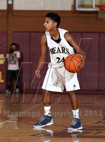 Thumbnail 1 in Mater Dei vs. Warren (Jim Harris Memorial) photogallery.