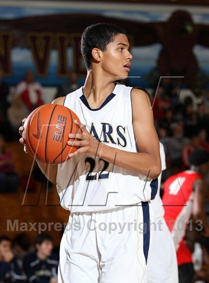 Thumbnail 2 in Mater Dei vs. Warren (Jim Harris Memorial) photogallery.