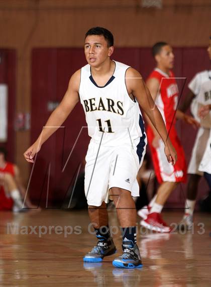 Thumbnail 2 in Mater Dei vs. Warren (Jim Harris Memorial) photogallery.