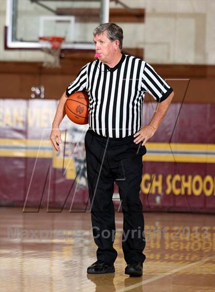 Thumbnail 1 in Mater Dei vs. Warren (Jim Harris Memorial) photogallery.