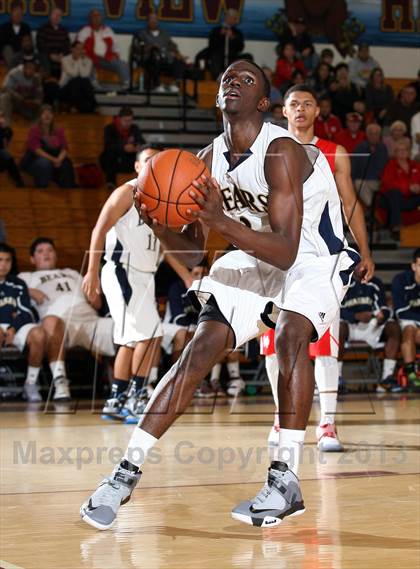 Thumbnail 3 in Mater Dei vs. Warren (Jim Harris Memorial) photogallery.