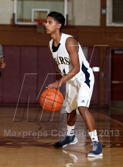 Thumbnail 2 in Mater Dei vs. Warren (Jim Harris Memorial) photogallery.